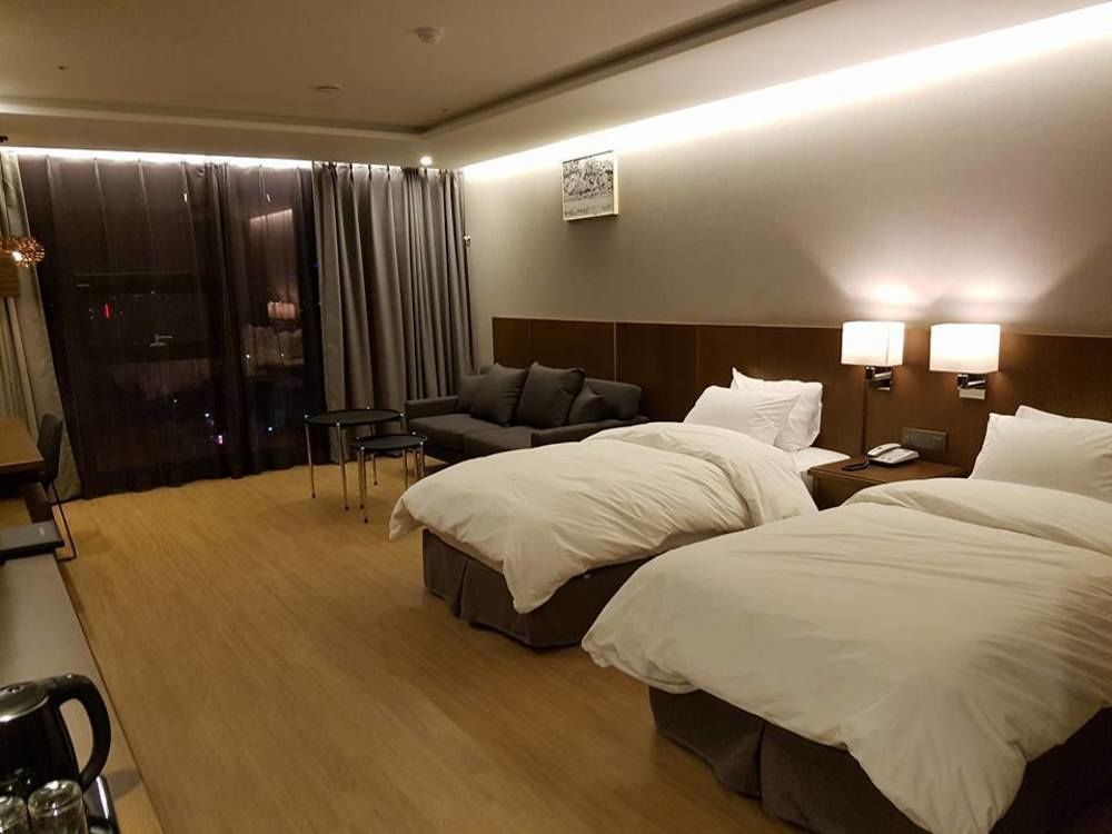 J Square Hotel And Wedding Jinju Exterior foto
